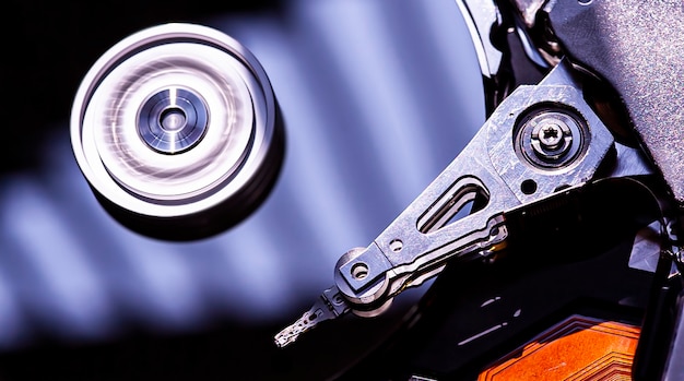 Particolare dell'interno di un hard disk con la testina di lettura in funzione