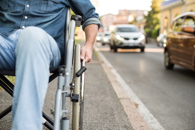도시 거리에서 휠체어를 사용하는 사람의 세부 사항