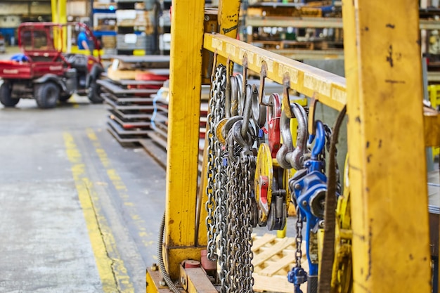 Foto dettaglio degli accessori di fabbricazione e del carrello elevatore sullo sfondo