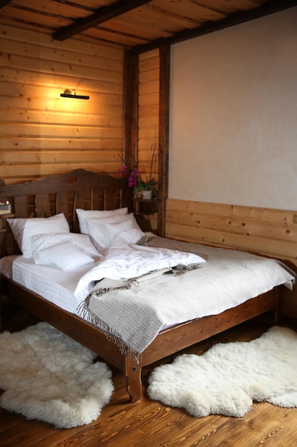 Foto particolare della camera da letto lodge in legno di montagna