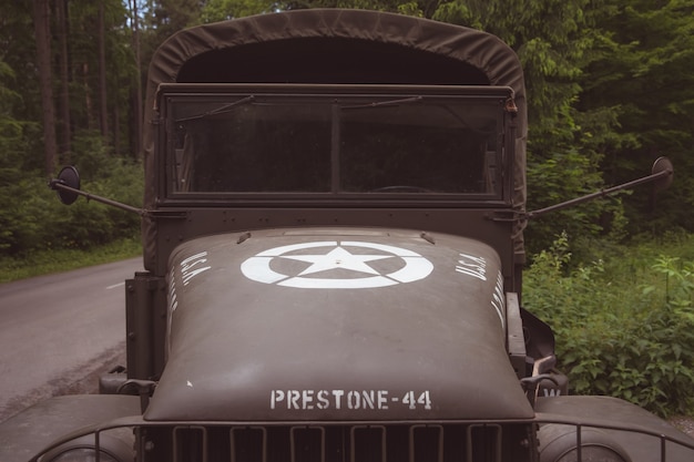 兵士の輸送のための古い軍用車の詳細