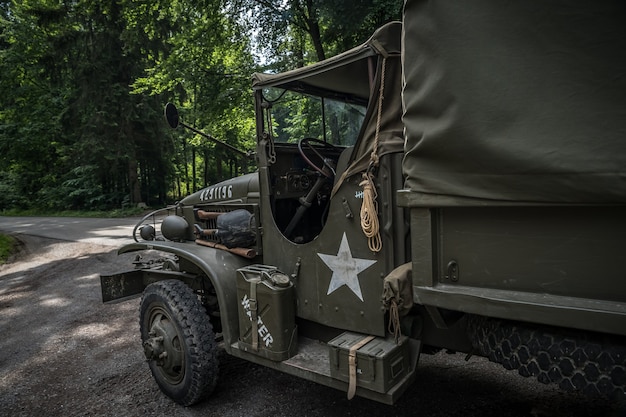 兵士の輸送のための古い軍用車の詳細