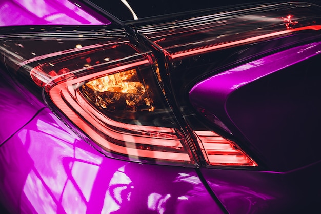 Detail op lichtblauwe auto roze achter