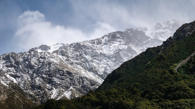 Detail over sneeuwstorm op alpine piek, geschoten in aoraki mt cook nationaal park, nieuw-zeeland