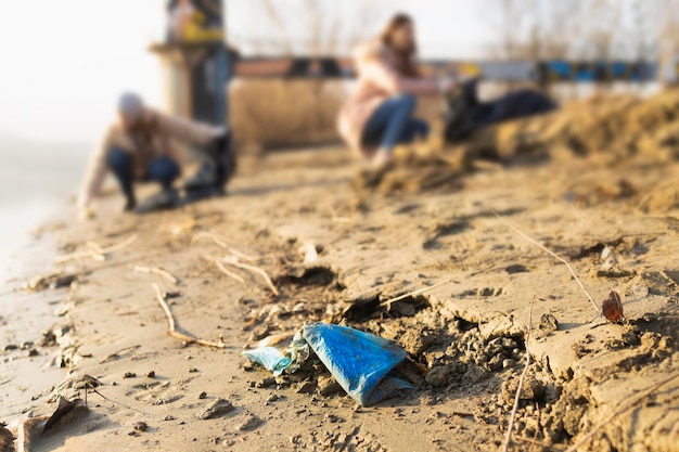 해안을 오염시키는 비닐 봉지의 세부 사항