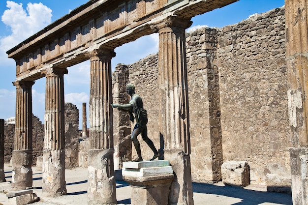 Particolare del sito di pompei. la città di fu distrutta e completamente sepolta durante una lunga catastrofica eruzione del vulcano vesuvio