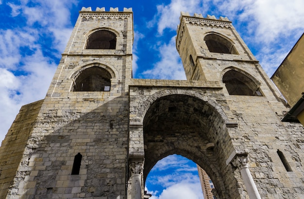 Particolare della porta soprana a genova, italia