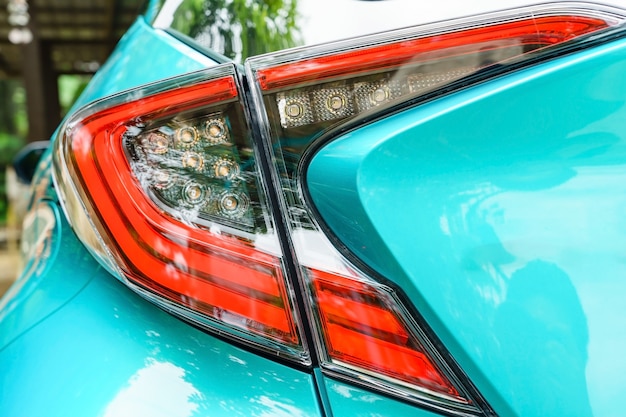 Dettaglio sulla luce posteriore di un'automobile. nuovo fanale posteriore a led di notte.