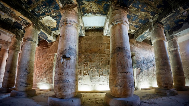 Деталь рельефа, рисунок с иероглифами на основе мифологии Древнего Египта - Храм Сетхи Первого в Абидосе - Средний Египет