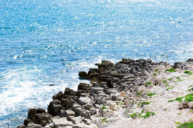 イタリアサルデーニャ島の岩の多い海岸線の詳細