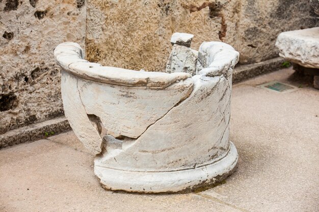 Foto dettaglio delle rovine della stoa di attalo ad atene