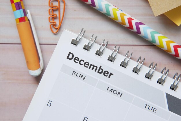 Foto ritratto dettagliato di un calendario con il mese di dicembre
