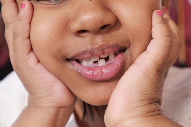 Foto particolare del bambino con i denti mancanti