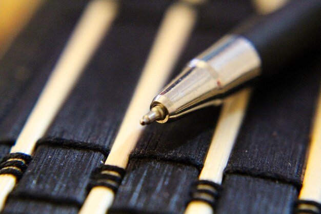 Photo detail shot of pen on wooden table