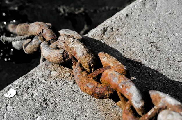 Foto fotografia dettagliata di una catena arrugginita