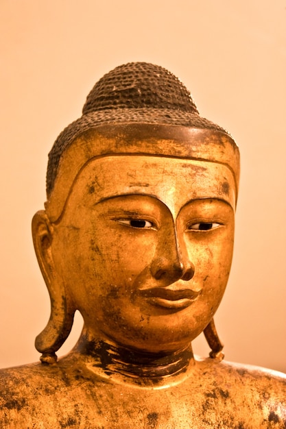 Деталь стоящего бодхисаттвы, II век нашей эры - урожай, созданный для использования в качестве иконы