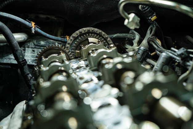 Деталь цепи привода ГРМ двигателя автомобиля в разобранном для обслуживания ремонте