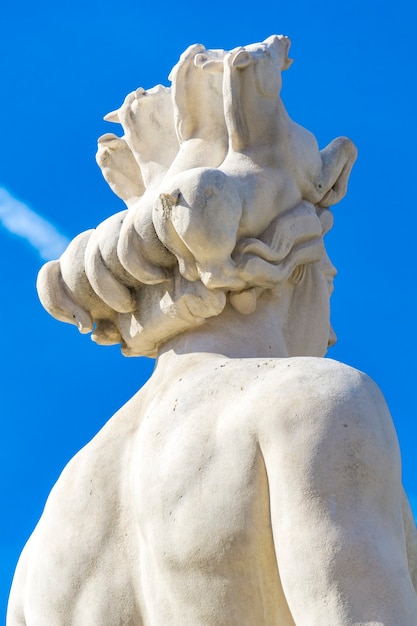 Detail van Apollo-standbeeld bij Fontein van de Zon op de Place Massena in Nice, Frankrijk. Standbeeld werd gemaakt door kunstenaar Alfred Auguste Janniot in 1956.