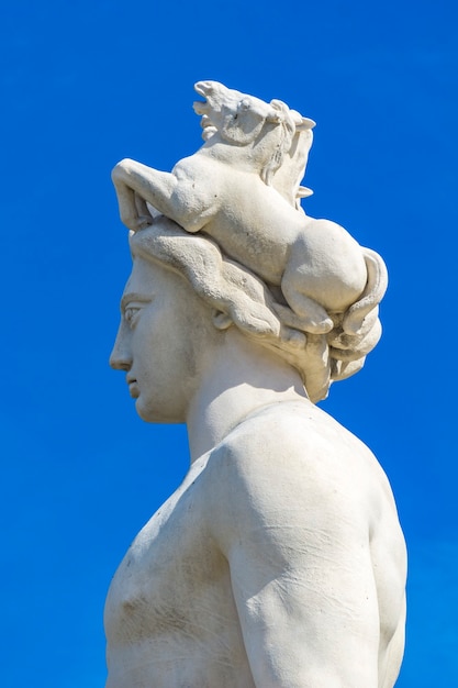 Detail van Apollo standbeeld bij Fountain of the Sun op de Place Massena in Nice, Frankrijk