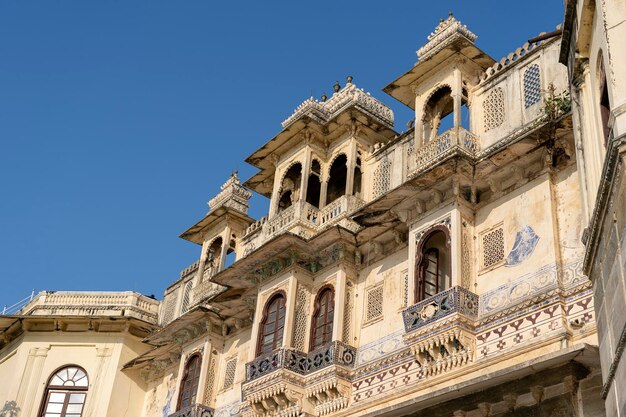 Detail van architectuur versierde gevel in Udaipur Rajasthan India Close up