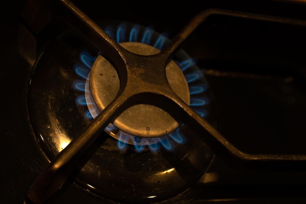 Detail van brandend gas op het fornuis, stijgende gasprijzen