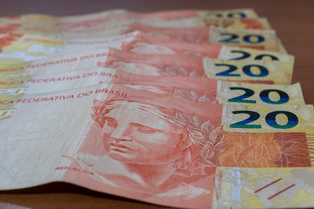 Detail van Braziliaans geldbankbiljet, met verschillende ongericht bankbiljetten.