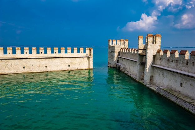 Detail van Castello Scaligero Di Sirmione (kasteel van Sirmione), uit de 14e eeuw aan het Gardameer, Sirmione, Italië