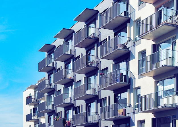 Foto detail van complex van residentiële flatgebouwen met balkons.