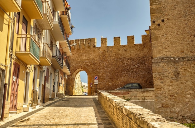 Detail van de architectuur van het kasteel van de stad Butera op Sicilië