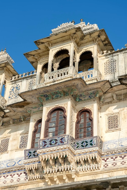 Detail van de architectuur versierde gevel in Udaipur Rajasthan India