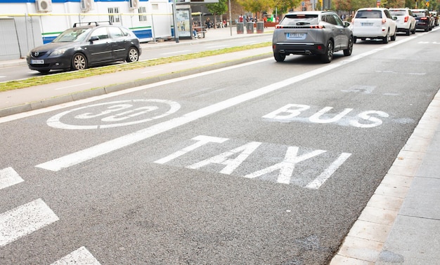 Detail van de exclusieve weg van bus en taxi in Barcelona, Spanje.