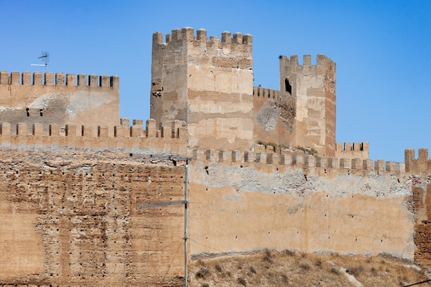 detail van de gekanteelde torens van de citadel van Guadix in Granada