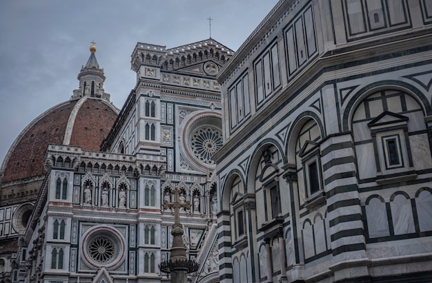 Detail van de kathedraal van Florence genomen op een bewolkte dag met het licht dat de kleuren versterkt