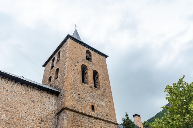 Detail van de kerk van het traditionele bergdorp panticosa in de pyreneeën huesca spain