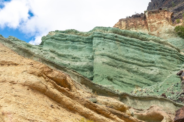 Foto detail van de kleuren in het natuurmonument azulejos de veneguera of rainbow rocks in mogan gran canaria