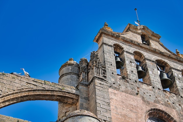 Foto detail van de klokkentoren van de basiliek van el puerto de santa maria spanje