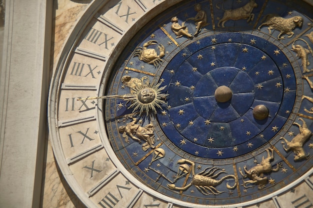 Detail van de klokkentoren van de klokkentoren op Piazza San Marco in Venetië. Torre dell'orologio a Venzia.