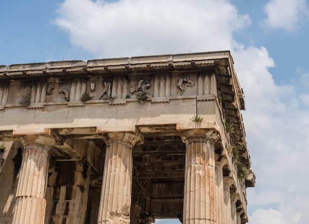 Detail van de kolommen en het snijwerk op de tempel van Hephaestus in de Griekse Agora Athene