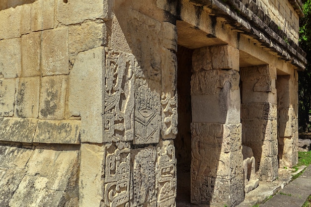 Detail van de Maya-inscripties van de Tempel van de Jaguar in het archeologische complex van Chichen Itza in Mexico