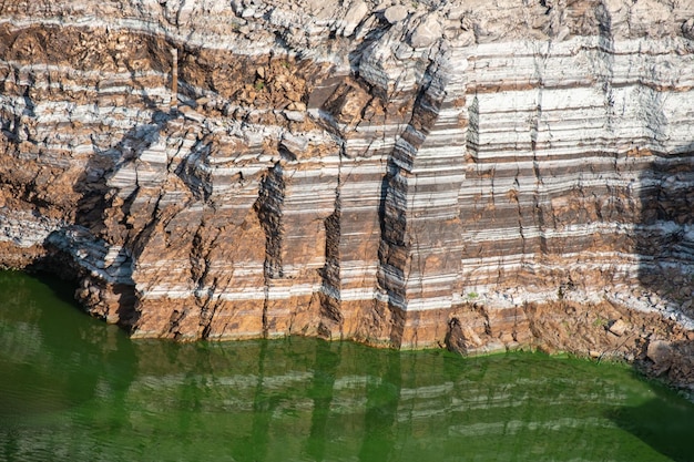 Detail van de oevers van de rivier de Taag terwijl deze door de rotsachtige bergen gaat in een zigeunersprong