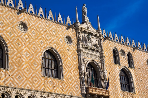 Detail van de sierlijke gevel aan de zuidkant van het Dogenpaleis op het San Marco-plein in Venetië, Italië