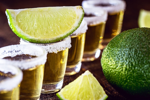 Detail van de tequiladrank, met een specifieke focus op de citroen. Typisch drankje uit Mexico.