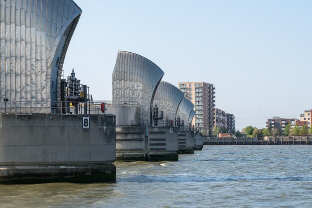 Detail van de Thames Barrier in de haven van Londen bij Greenwich