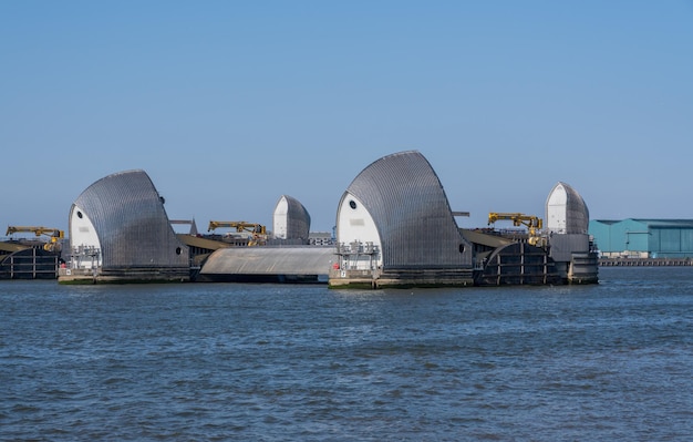 Detail van de Thames Barrier in de haven van Londen bij Greenwich