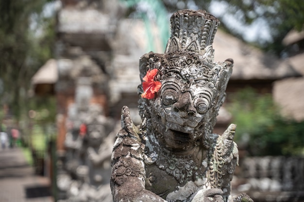 Foto detail van de top van een stenen beeld in een hindoe-tempel