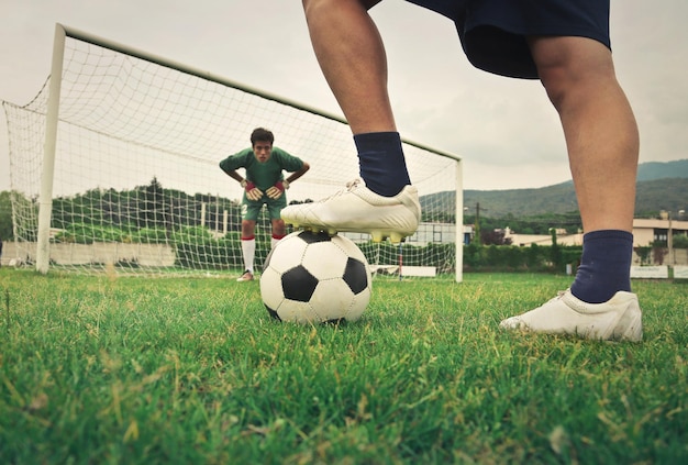 Detail van de voet en de voetbal van de voetballer