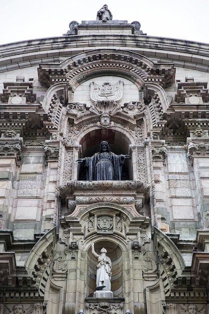 Detail van de voorgevel van de kathedraalbasiliek van Lima in Lima, Peru