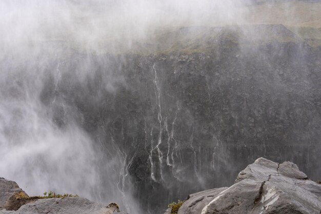 Detail van de waterval in IJsland