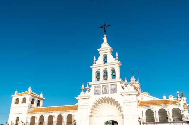 Detail van de witte gevel van het iglesia del rocio heiligdom van el rocio huelva andalusische