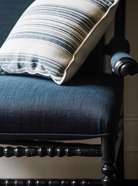 Detail van een antieke fauteuil met donkerblauwe linnen stoffen bekleding en kussen met gestreept patroon Home decor en interieur Generative AI